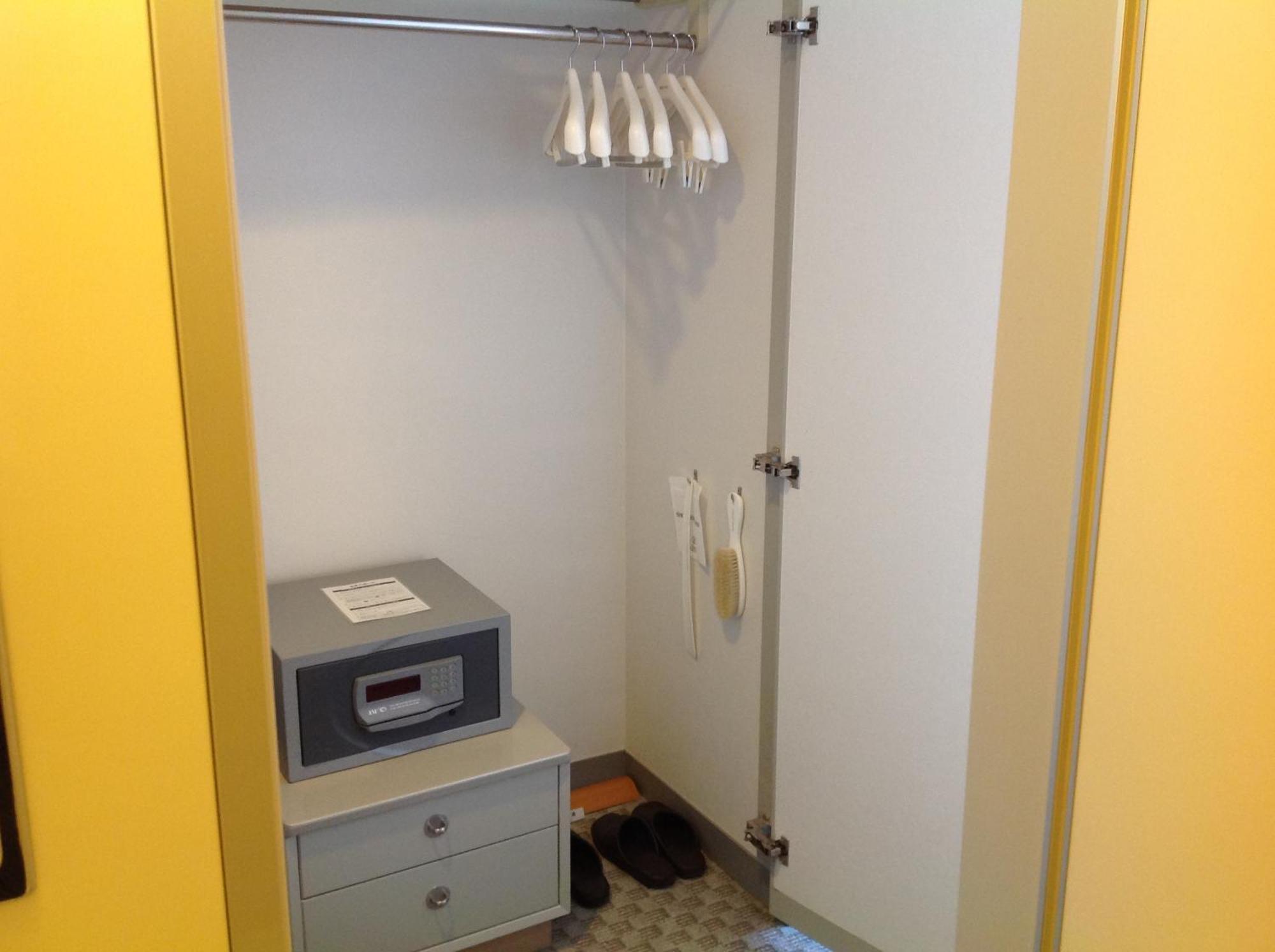 Shin Furano Prince Hotel Δωμάτιο φωτογραφία A safe in a hotel room
