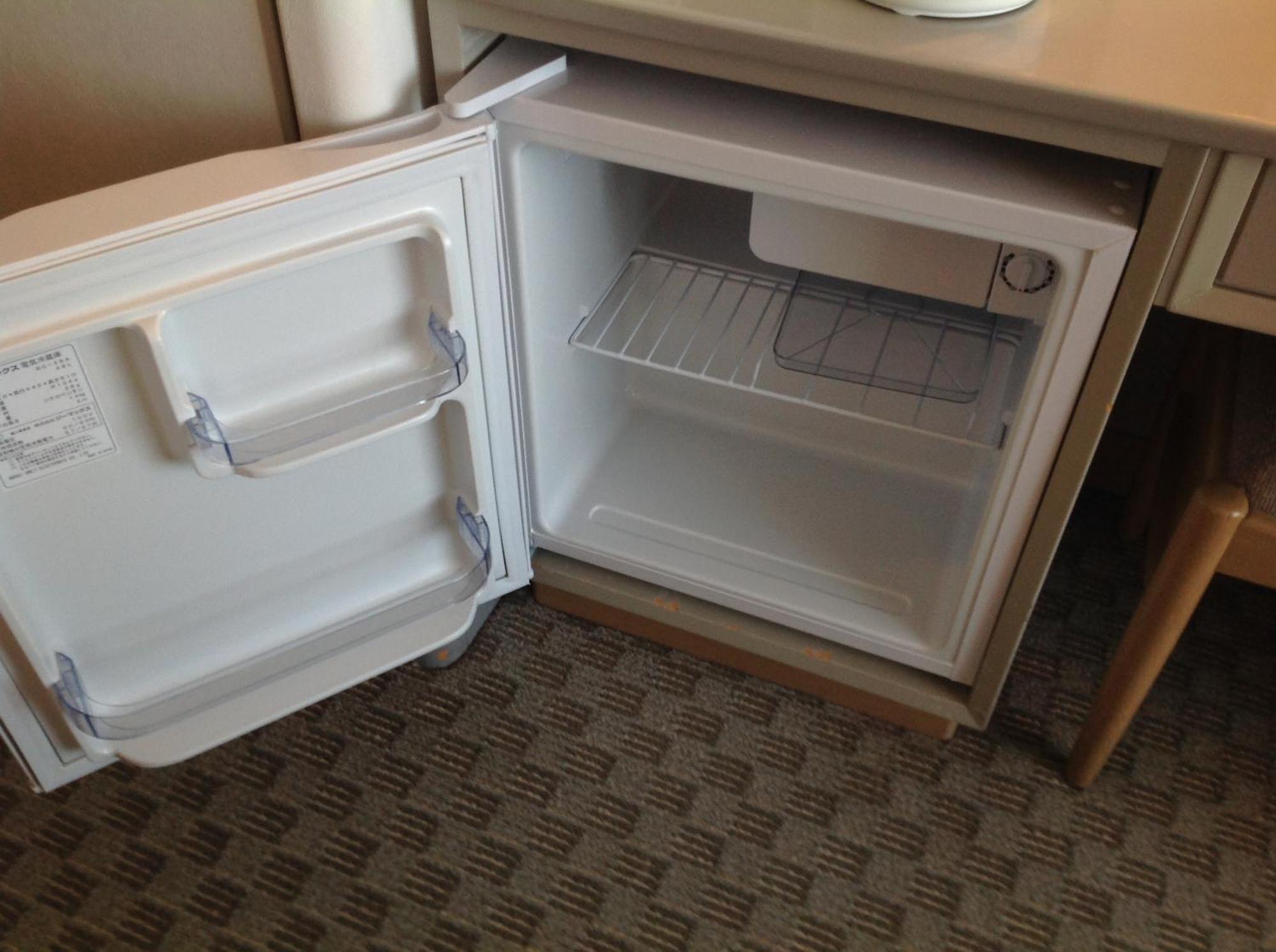 Shin Furano Prince Hotel Δωμάτιο φωτογραφία A mini-fridge in a hotel room