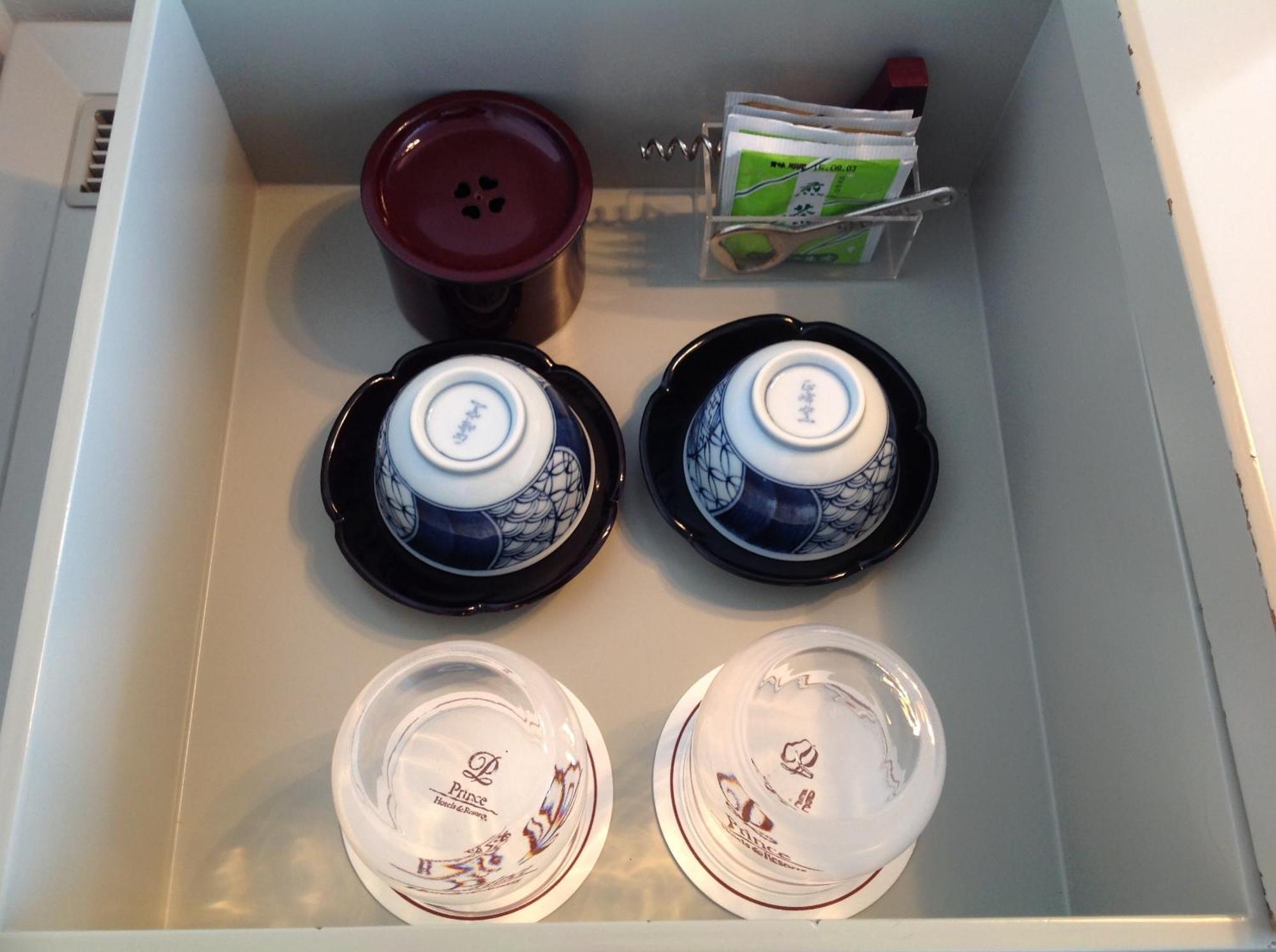 Shin Furano Prince Hotel Δωμάτιο φωτογραφία A tea set in a drawer