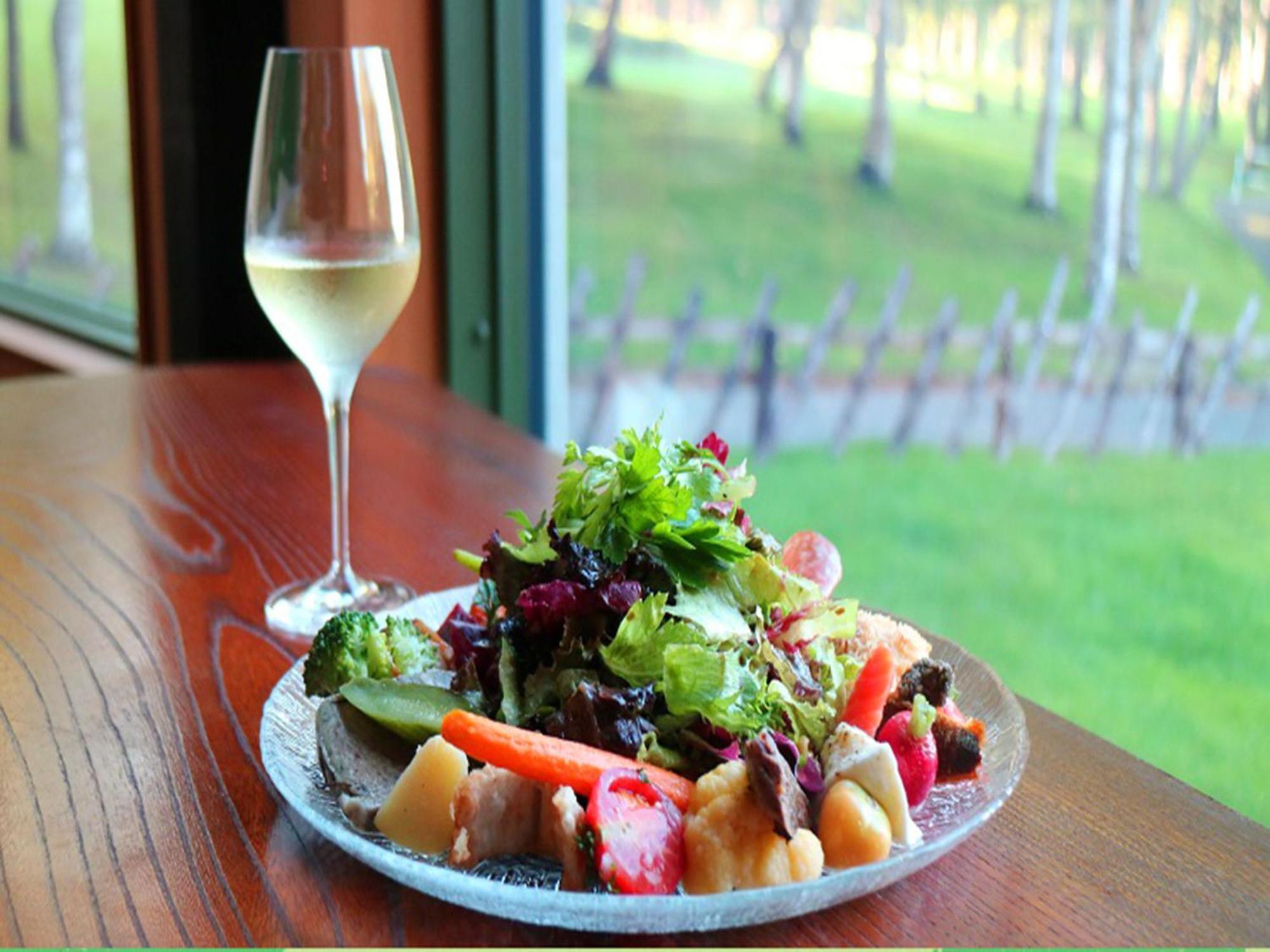 Shin Furano Prince Hotel Εξωτερικό φωτογραφία A salad with a glass of wine