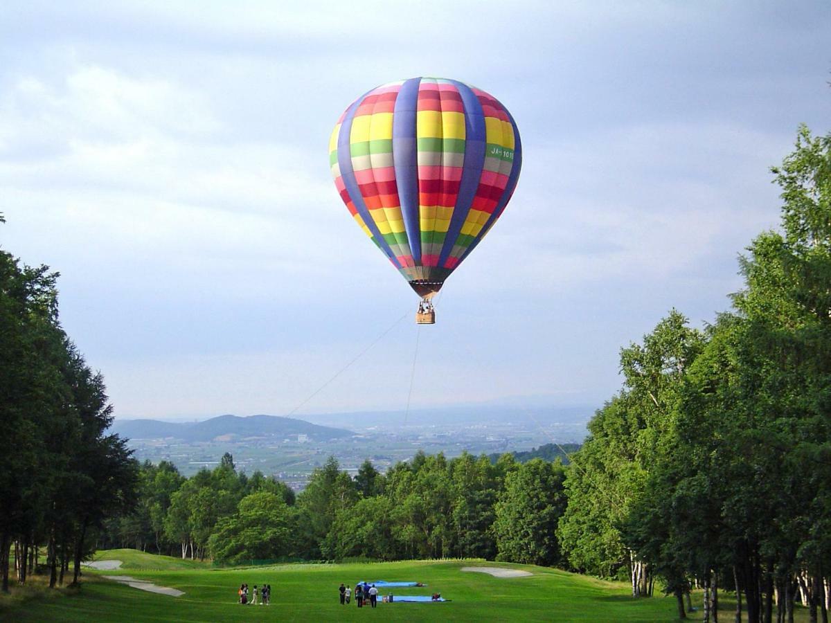 Shin Furano Prince Hotel Εξωτερικό φωτογραφία Hot air balloon over the golf course